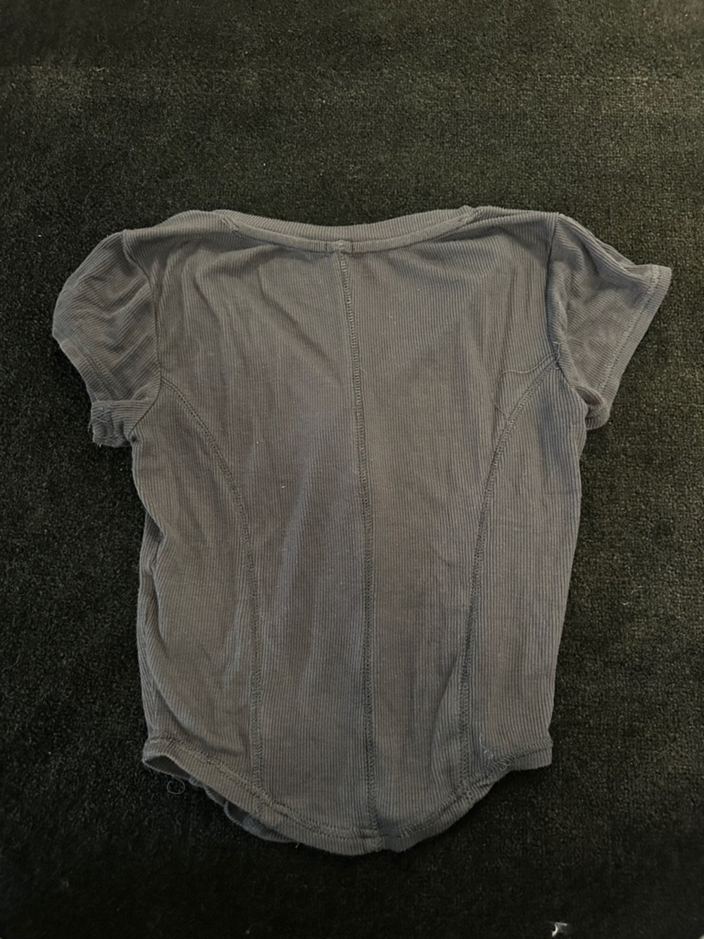Garage charcoal, gray Ribbed Snap-Button V-Neck Crop Top - Picture 3 of 4